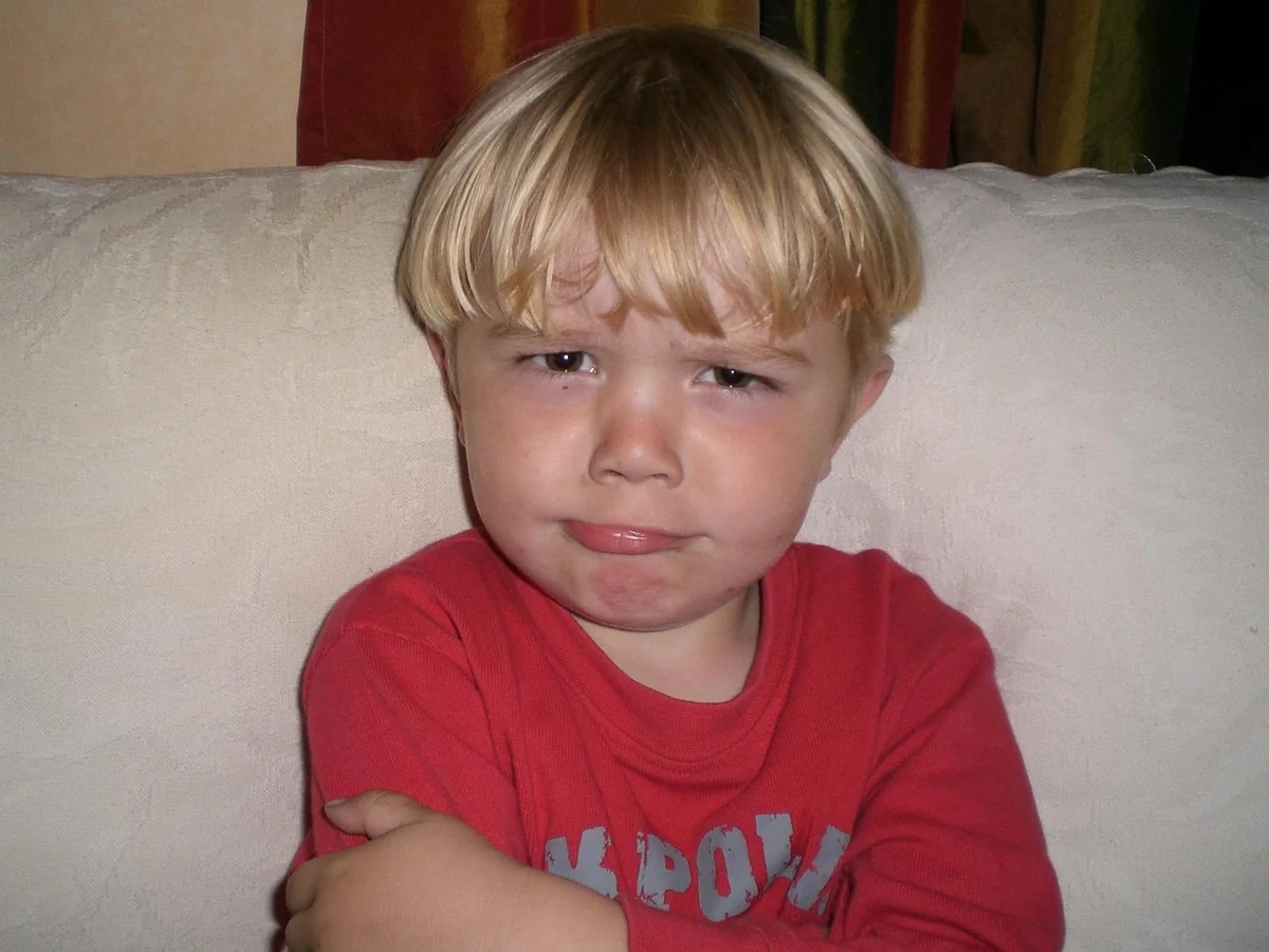 Gérer les colères de mon enfant de 2 ans sans crier : astuces 2026 infaillibles