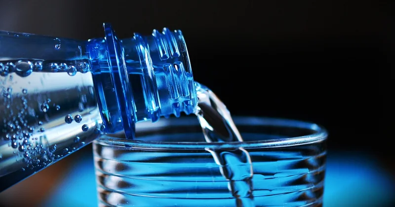 Jeux d'eau et transvasement : l'activité qui développe la coordination œil-main