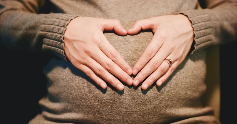 Aliments interdits aux femmes enceintes : la liste mise à jour à connaître absolument